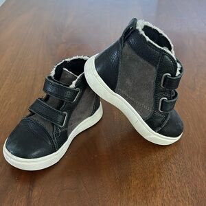 Toddler Rennon II Ugg Booties Gray and Black